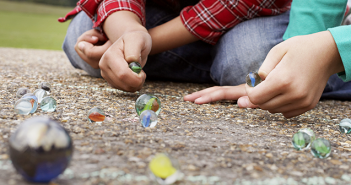 Juegos clásicos para socializar juegos-recreo-canicas
