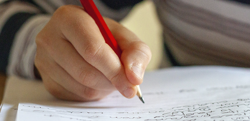 Escribir a mano ayuda a aprender otras habilidades más rápido