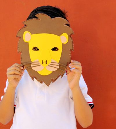 Imagen de un niño celebrando el Carnaval en la escuela.