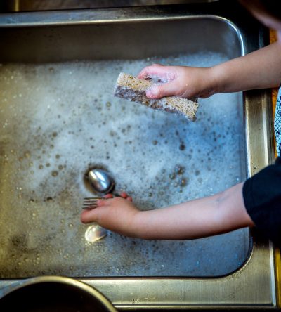 washing-dishes-1112077_1920